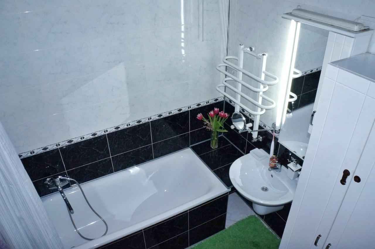 Apartments On Rynok Square, The Heart Of The City Lviv Bagian luar foto
